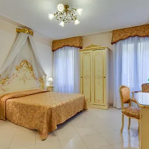 At Leonard Hotel Venice